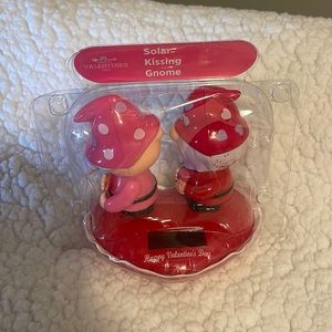 Valentines Day Solar Kissing Gnomes